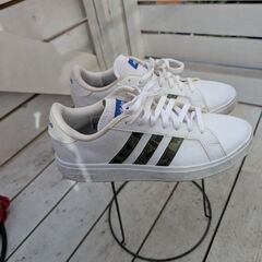 adidas スニーカーの画像