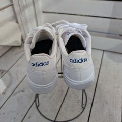 adidas スニーカーの画像
