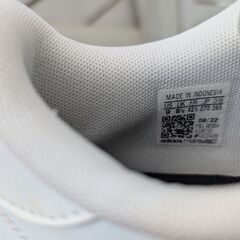 adidas スニーカーの画像
