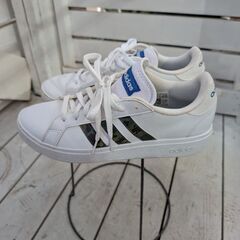 adidas スニーカーの画像