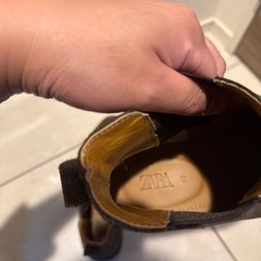 ZARA メンズ スウェードブーツの画像