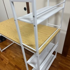 ほぼ新品✨ ラック一体型のデスクの画像