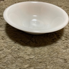 シンプル陶器のお皿の画像