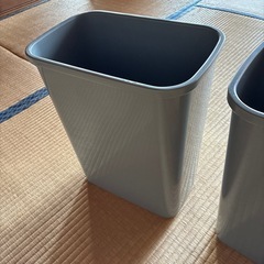 グレー　ゴミ箱2つの画像
