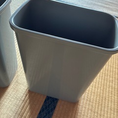 グレー　ゴミ箱2つの画像