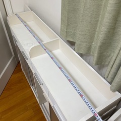 白い棚のセットの画像