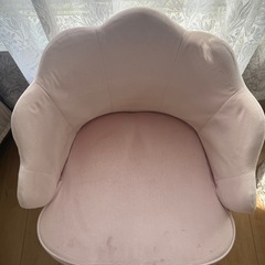 貝殻型ピンクオフィスチェア　(座椅子裏面の不織布難あり)の画像