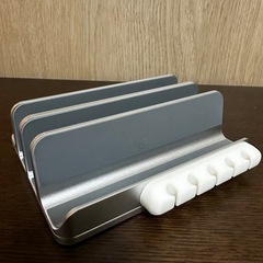 アルミ製ノートPC縦置きスタンド（3台用／デスク整理／森下駅受け渡し可）の画像