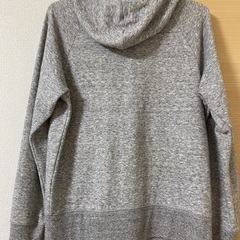 ユニクロ パーカー Mサイズの画像