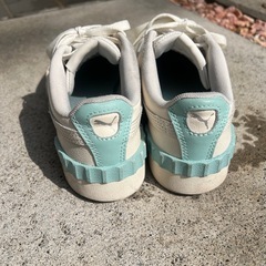PUMA プーマ　Carina Lift スニーカー　23センチの画像