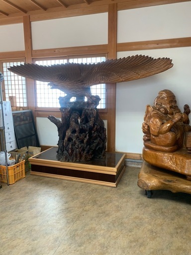 木彫り一刀彫　羽ばたく鷹　大変縁起の良い鷹の木彫像