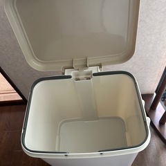 ペダル開閉２段縦型ゴミ箱の画像