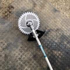 実働　マキタ製　普通のガソリンで動く草刈機　4サイクルOHVエンジン　MEM427　刈払機の画像