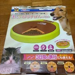 猫の抗菌マット、チップ、給餌器の画像