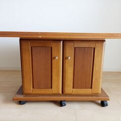 収納庫付きテーブルの画像