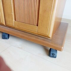 収納庫付きテーブルの画像