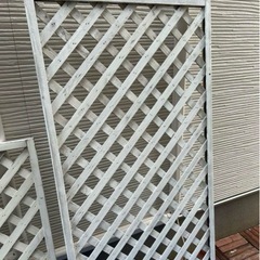 ペンキ塗りたて　ガーデニング木製フェンスホワイトの画像
