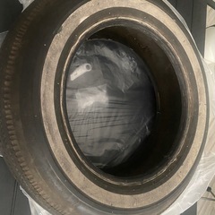 古いタイヤ2本＋缶コーヒーの画像