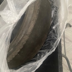 古いタイヤ2本＋缶コーヒーの画像