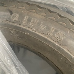 古いタイヤ2本＋缶コーヒーの画像