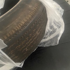 古いタイヤ2本＋缶コーヒーの画像