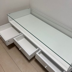 ガラステーブルの画像