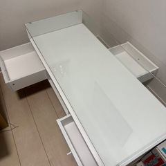 ガラステーブルの画像