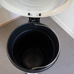 ニトリ　ペダル式ゴミ箱
の画像