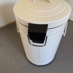 ニトリ　ペダル式ゴミ箱
の画像