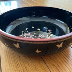 白い大きめお皿2枚と菓子皿漆器の画像