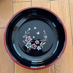 白い大きめお皿2枚と菓子皿漆器の画像