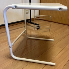冷蔵庫上のレンジとトースターおきの画像
