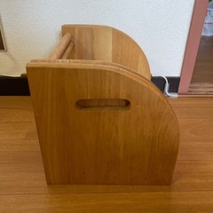 木製のブックスタンドの画像