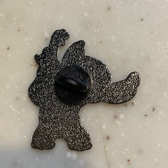 【ディズニー】スティッチ ギター ピンバッジの画像