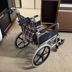 【お買い得‼️】折りたたみ式 自走式車椅子 スチール製 チェック柄♪の画像