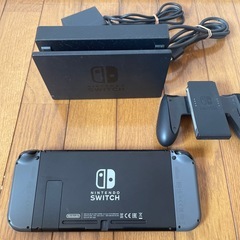 任天堂Switch本体とダウンロード済みのソフト5本の画像