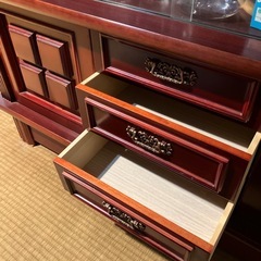 重厚な木製の棚　キャビネットの画像