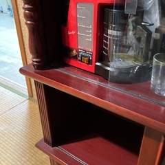 重厚な木製の棚　キャビネットの画像