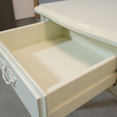 LAURA ASHLEY(ローラアシュレイ)のprovencale(プロヴァンセル)シリーズ サイドテーブル。クラシックなデザインは上品な印象を与え、ホールテーブルなど玄関・リビングでも活躍します♪の画像