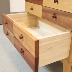 福岡県大川のWAプラスのクラフトチェストです。前板に様々な樹種の無垢材を使用しているユニークなデザインのドロワーチェスト。北欧家具やカフェ風のインテリアにぜひ！！の画像