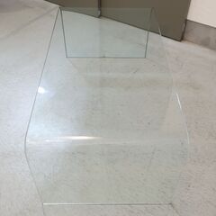 IDC OTSUKA(大塚家具)で取り扱われていたコンチネンタルファニチャー サターン センターテーブルです！曲げガラスを使用したシンプルなデザインとガラスの透明感がモダンなデザイン♪の画像