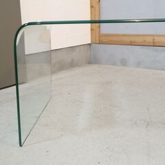 IDC OTSUKA(大塚家具)で取り扱われていたコンチネンタルファニチャー サターン センターテーブルです！曲げガラスを使用したシンプルなデザインとガラスの透明感がモダンなデザイン♪の画像