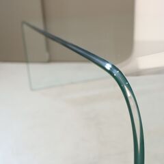 IDC OTSUKA(大塚家具)で取り扱われていたコンチネンタルファニチャー サターン センターテーブルです！曲げガラスを使用したシンプルなデザインとガラスの透明感がモダンなデザイン♪の画像