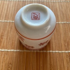 鮮やかな朱色柄のぐい呑み？湯呑み？
の画像