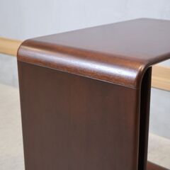 karimoku(カリモク家具)のTU1975 ウォールナット材 サイドテーブルです。向きを変えて2WAYで使えるコの字型のリビングテーブル。ソファ周りやエントランス、書斎などにオススメ◎の画像