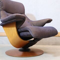 karimoku(カリモク家具)のTHE FIRST(ザ・ファースト) RU72 リクライニングチェア(S)&オットマンです。モダンなパーソナルチェアーはシアタールームなどにもおススメ♪の画像