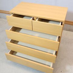 人気の無印良品(MUJI)のオーク材を使用したチェスト・4段ワイド！ナチュラルで明るい色合いが暖かな雰囲気の北欧スタイルインテリアにも♪収納力もあるので1人暮らしなどこれからの新生活に♪の画像