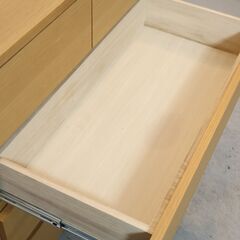人気の無印良品(MUJI)のオーク材を使用したチェスト・4段ワイド！ナチュラルで明るい色合いが暖かな雰囲気の北欧スタイルインテリアにも♪収納力もあるので1人暮らしなどこれからの新生活に♪の画像