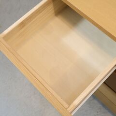 人気の無印良品(MUJI)のオーク材を使用したチェスト・4段ワイド！ナチュラルで明るい色合いが暖かな雰囲気の北欧スタイルインテリアにも♪収納力もあるので1人暮らしなどこれからの新生活に♪の画像
