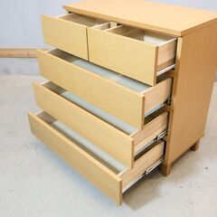 人気の無印良品(MUJI)のオーク材を使用したチェスト・4段ワイド！ナチュラルで明るい色合いが暖かな雰囲気の北欧スタイルインテリアにも♪収納力もあるので1人暮らしなどこれからの新生活に♪の画像